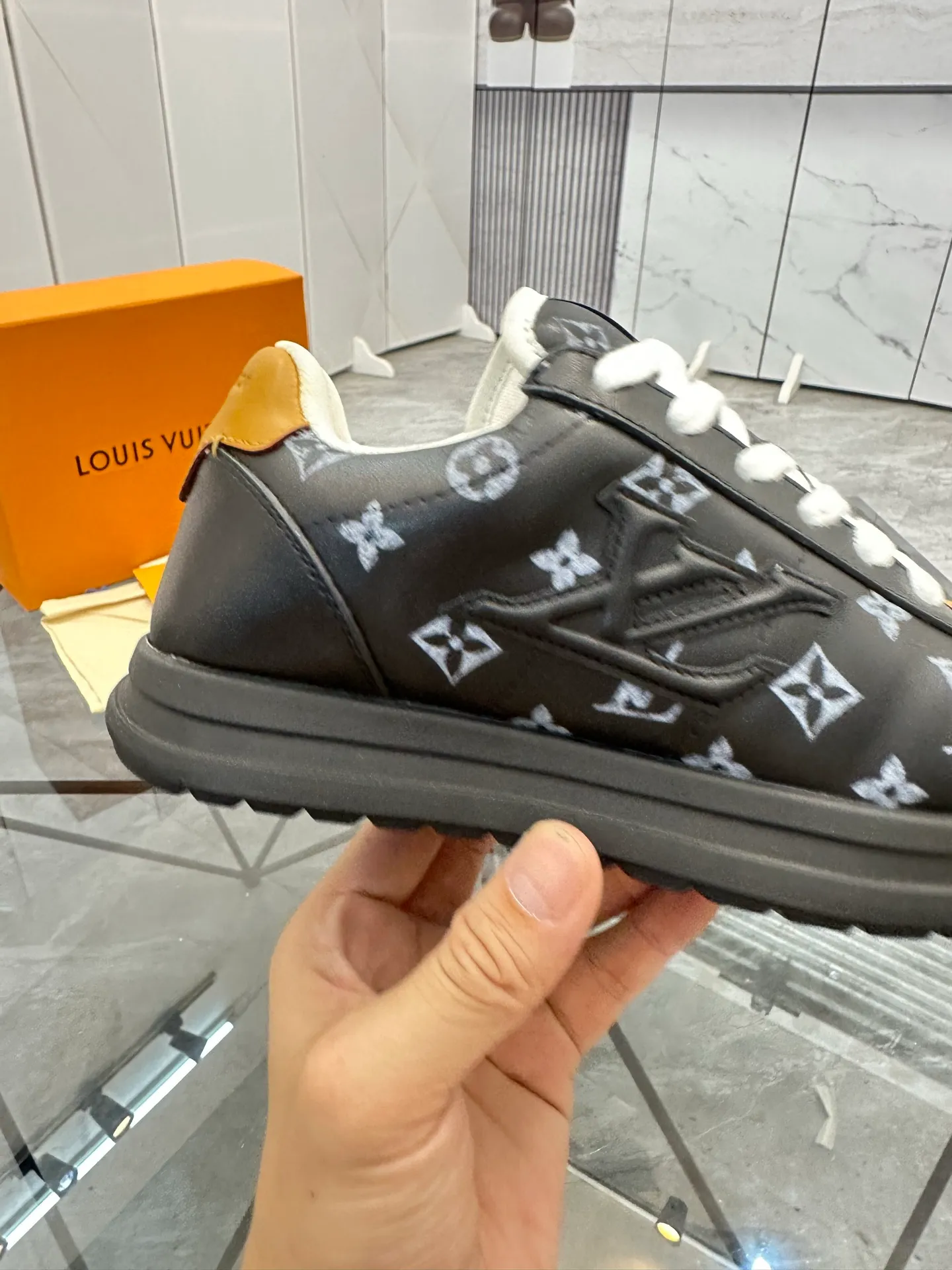 Men's shoes: 💰P700¥ Top quality Product trademark: LV* "Louis Vuitton*" low-top casual shoes Regular size: 35-45 (can be customized to 46) Couple style Product materials: Imported cowhide upper, breathable lining, original outsole. Number: two